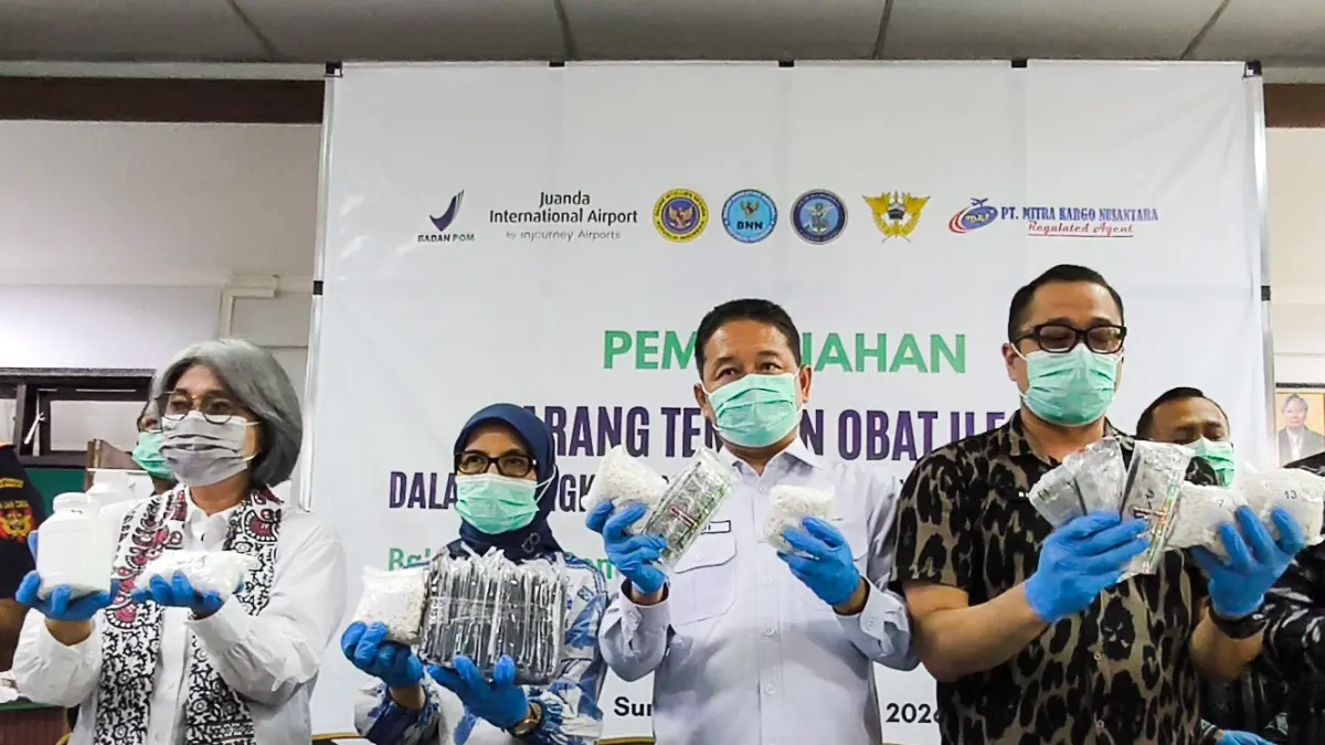 BPOM bersama instansi terkait menunjukkan obat-obatan ilegal yang akan dimusnahkan, Kamis (6/8). (ANDY SATRIA/RADAR SURABAYA)