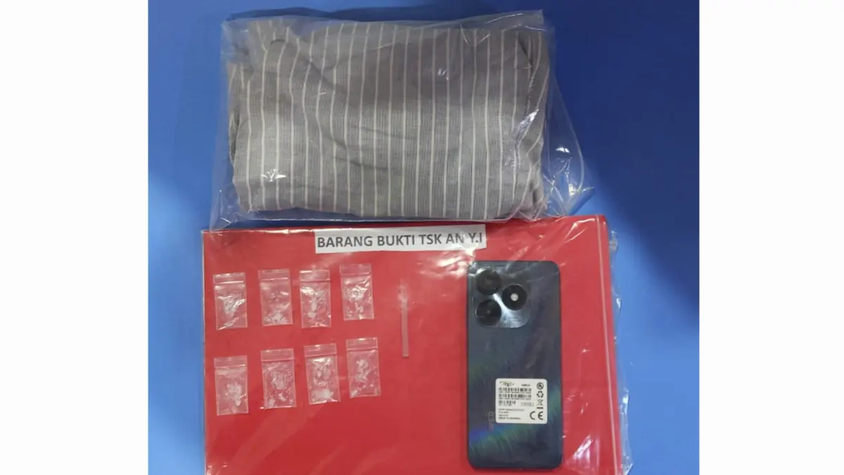 DISITA: Satresnarkoba Polres Pelabuhan Tanjung Perak menyita sabu dan barang bukti lain dari tersangka YI, pengedar asal Dinoyo Lor, Surabaya. (IST/RADAR SURABAYA)