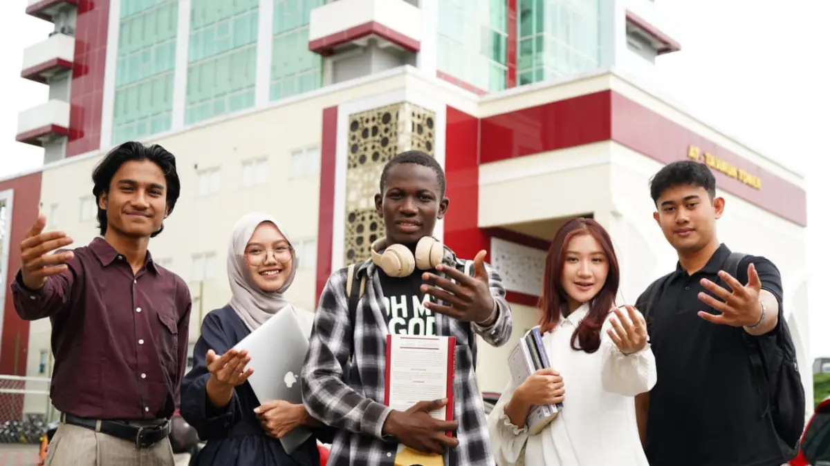 SEMANGAT BERKARYA: Melalui Program Studi S1 Film Konsentrasi Digital Industri, Umsura membuka peluang bagi generasi muda untuk mengembangkan kreativitas sekaligus menyiapkan diri menjadi insan perfilman dan industri kreatif.(IST/RADAR SURABAYA)
