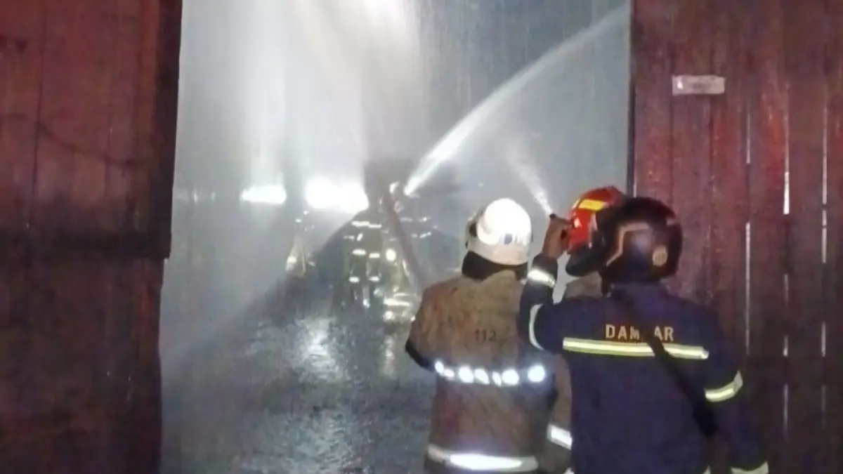 SIGAP : Petugas DPKP Surabaya saat melakukan pemadaman di gudang kayu Jalan Banjarsugihan Surabaya, Rabu (5/8) malam.(IST/RADAR SURABAYA)