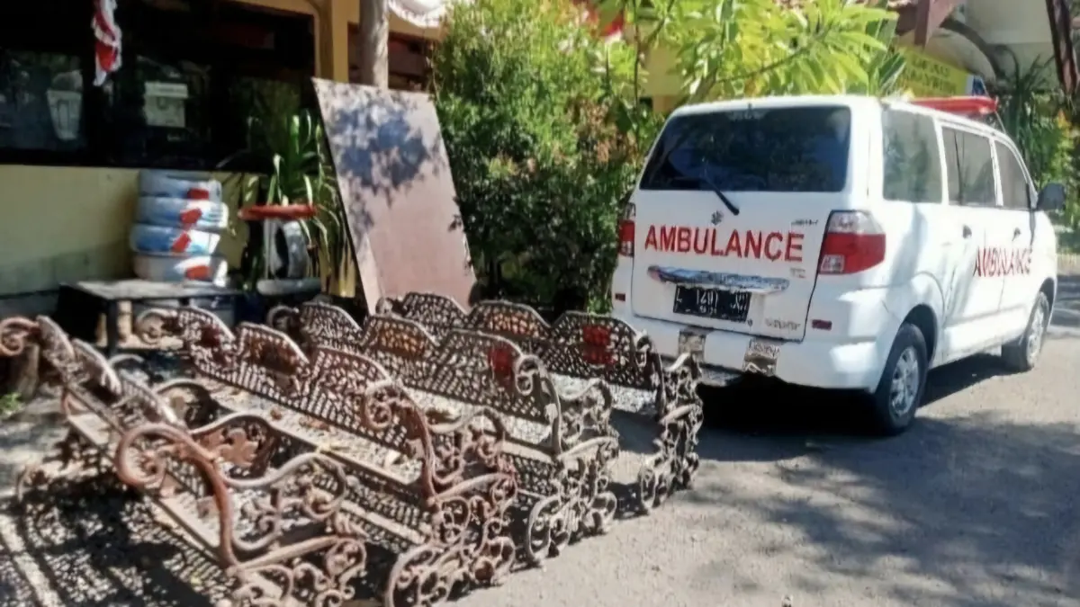 UNIK: Barang bukti ambulans dan empat kursi besi yang dicuri pelaku. Pencurian kursi besi milik Pemkot Surabaya ini dilakukan tersangka yang bekerja sebagai perawat klinik.(IST/RADAR SURABAYA)