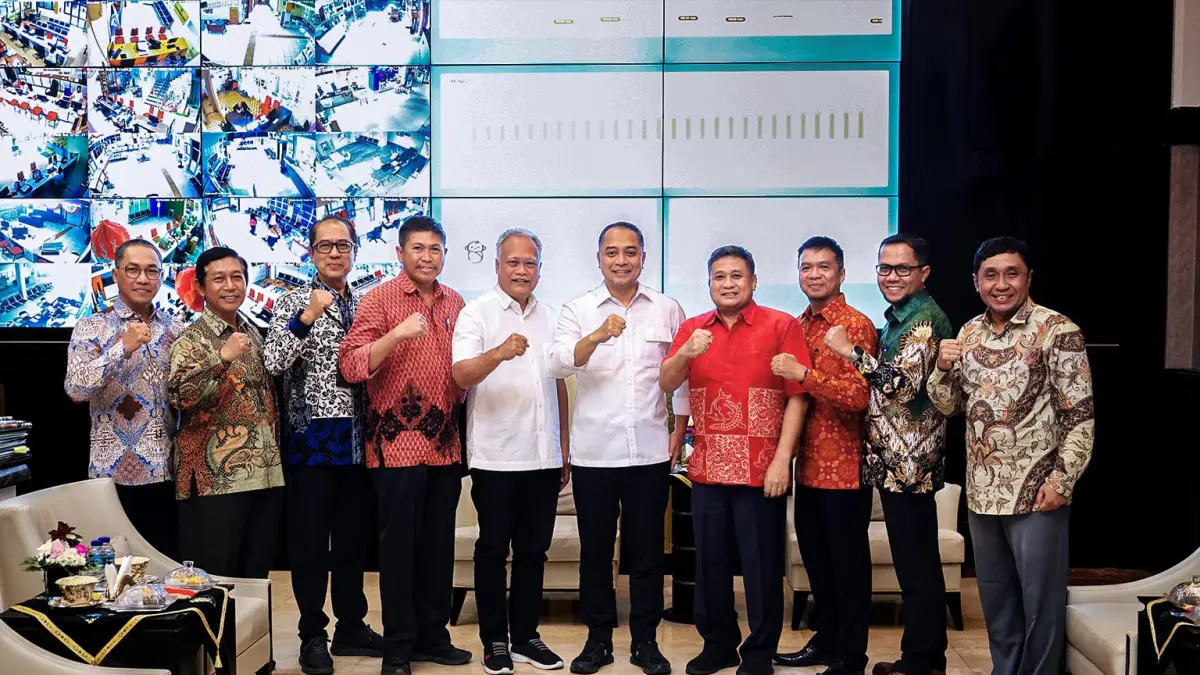 Wali Kota Surabaya Eri Cahyadi bersama direksi PDAM Surya Sembada. (IST)