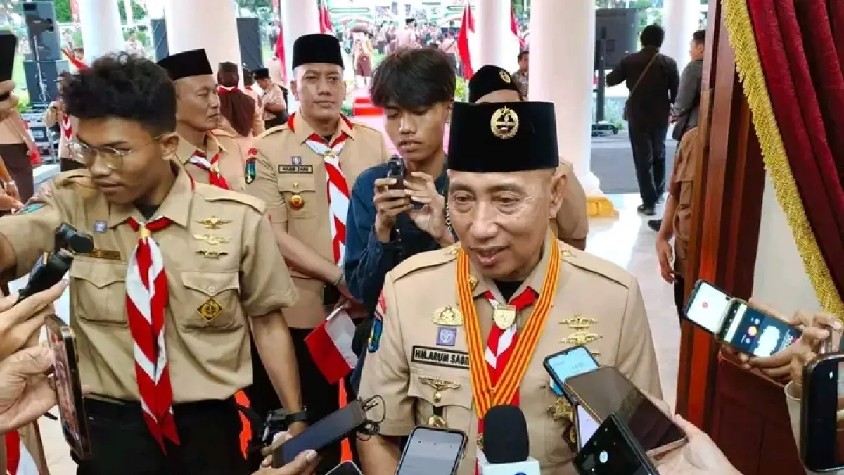 BERI KETERANGAN: Ketua Kwarda Gerakan Pramuka Jatim, Arum Sabil, memberikan peringatan kepada jurnalis, setelah pelepasan Kontingen Jambore Nasional XII di Gedung Negara Grahadi. (ANDY SATRIA/RADAR SURABAYA)
