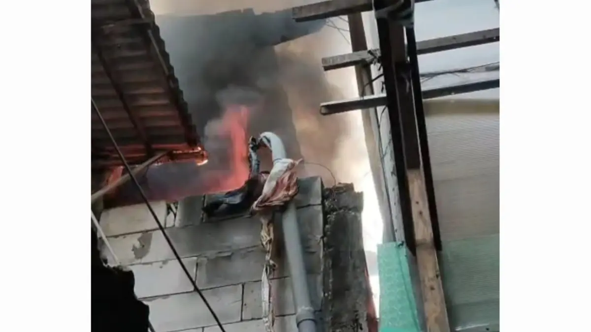 MENYALA : Kondisi api saat membakar rumah warga di Jalan Krukah Utara VIII B, Surabaya, Jumat (7/8).(IST/RADAR SURABAYA)