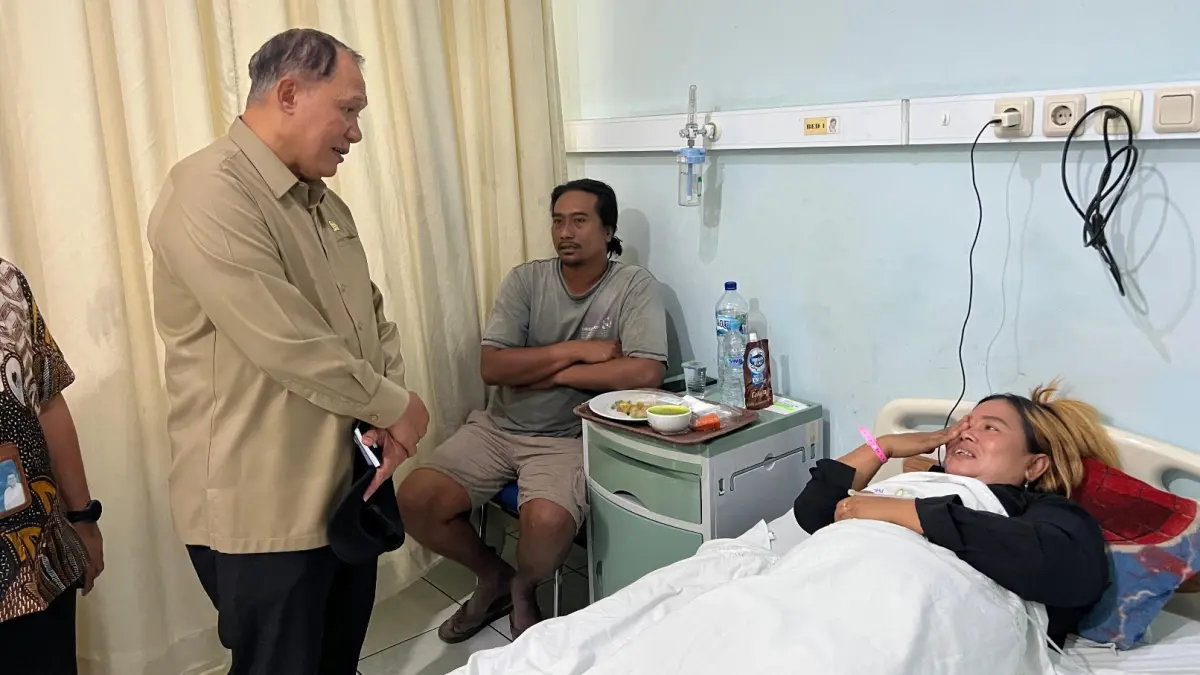 PEDULI: Anggota DPR RI Bambang Haryo Soekartono (BHS) saat meninjau korban kebakaran kapal di RS PHC Surabaya, Rabu (5/8).