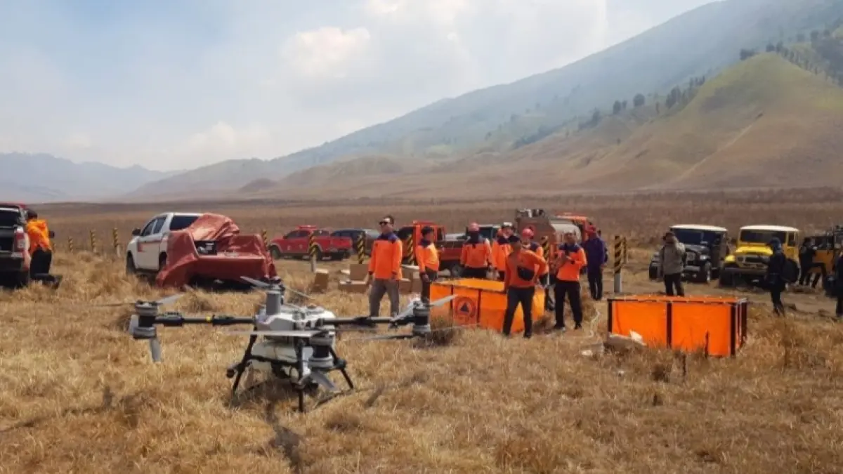 Petugas BPBD Malang melakukan pemantauan perkembangan kebakaran di kawasan Gunung Bromo, Jawa Timur, Kamis (6/8/2026). (ANTARA/HO-BPBD Kabupaten Malang). 