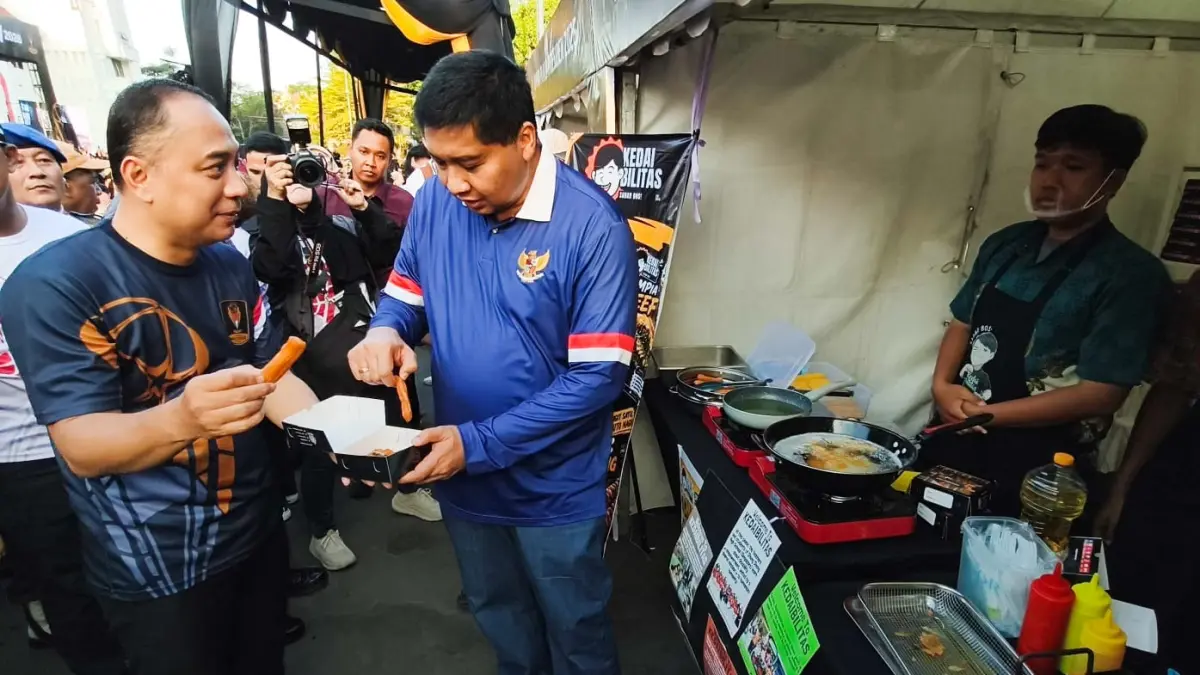 KEBERPIHAKAN UMKM: Ketua SC Piala Presiden, Maruarar Sirait didampingi Wali Kota Surabaya, Eri Cahyadi, ketika berkunjung di salah satu tenan UMKM, dalam pengumuman venue digelarnya semi final dan final Piala Presiden, di Surabaya. (Andy  Satria/Radar Surabaya) 