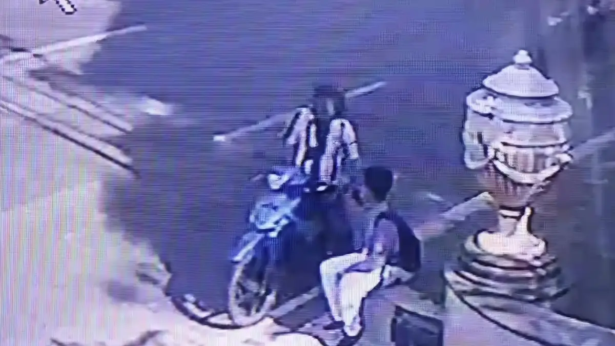 TEREKAM: Korban saat didekati pelaku gendam di Jalan Dharmahusada, Surabaya. HP milik pelajar SMP ini dibawa lari.(IST/RADAR SURABAYA)