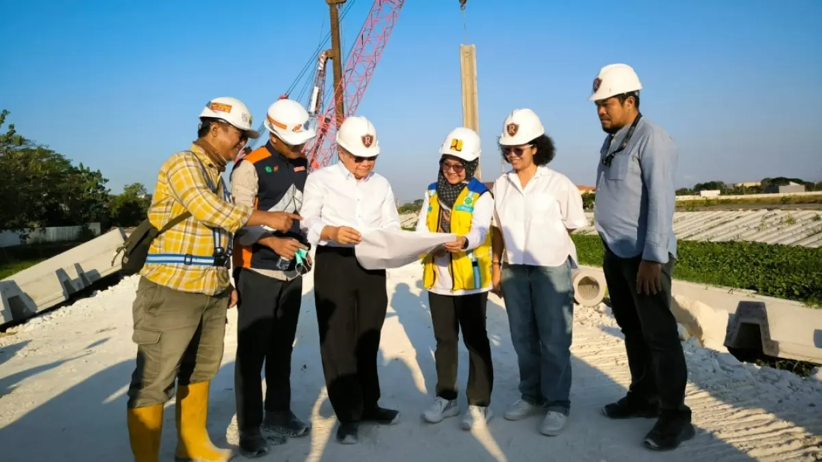 ATASI BANJIR: Lodewyk Wattimena, Direktur Utama Royal Residence (tiga dari kiri) bersama Ardhian Elia Patria (dua dari kiri), Ima Solikhati serta Dina menjelaskan proyek Pengendali Banjir Kali Kedurus sepanjang 3,5 Km yang sebagian melintasi kawasan Royal Rosidence akan mampu meningkatkan nilai properti dan mendongkrak penjualan kedepan. (M. Afiq Firdaus) 