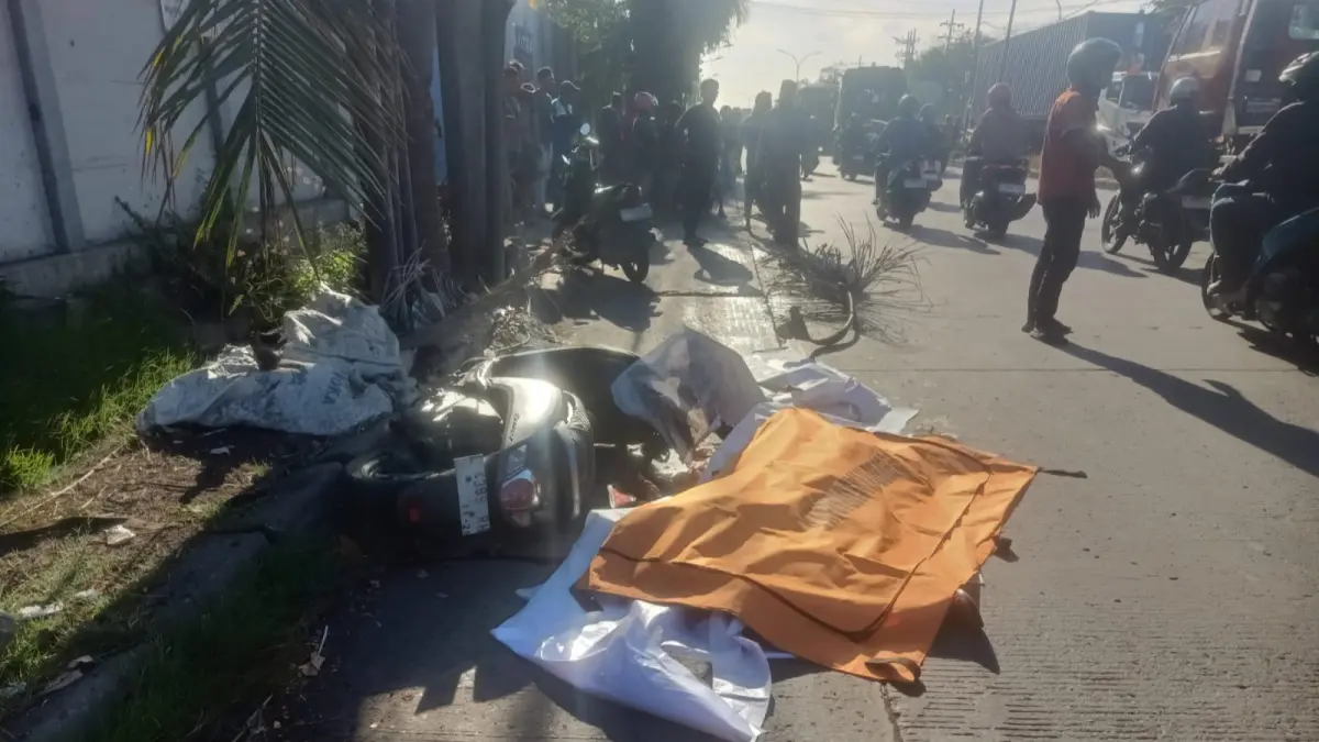 NAHAS: Korban pengendara motor saat hendak dievakuasi usai kecelakaan di Jalan Tambak Langon, Surabaya. (IST/RADAR SURABAYA)