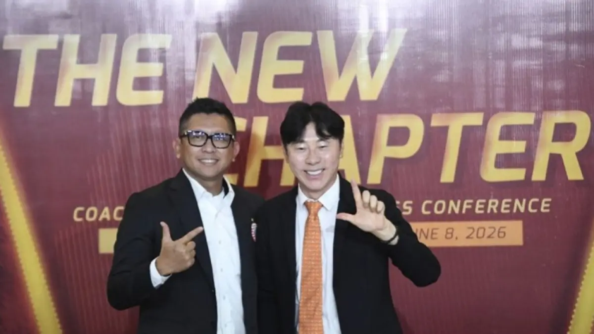Presiden Persija Jakarta Mohamad Prapanca bersama pelatih asal Korea Selatan, Shin Tae-Yong.(ANTARA FOTO/M Risyal Hidayat/agr) 
