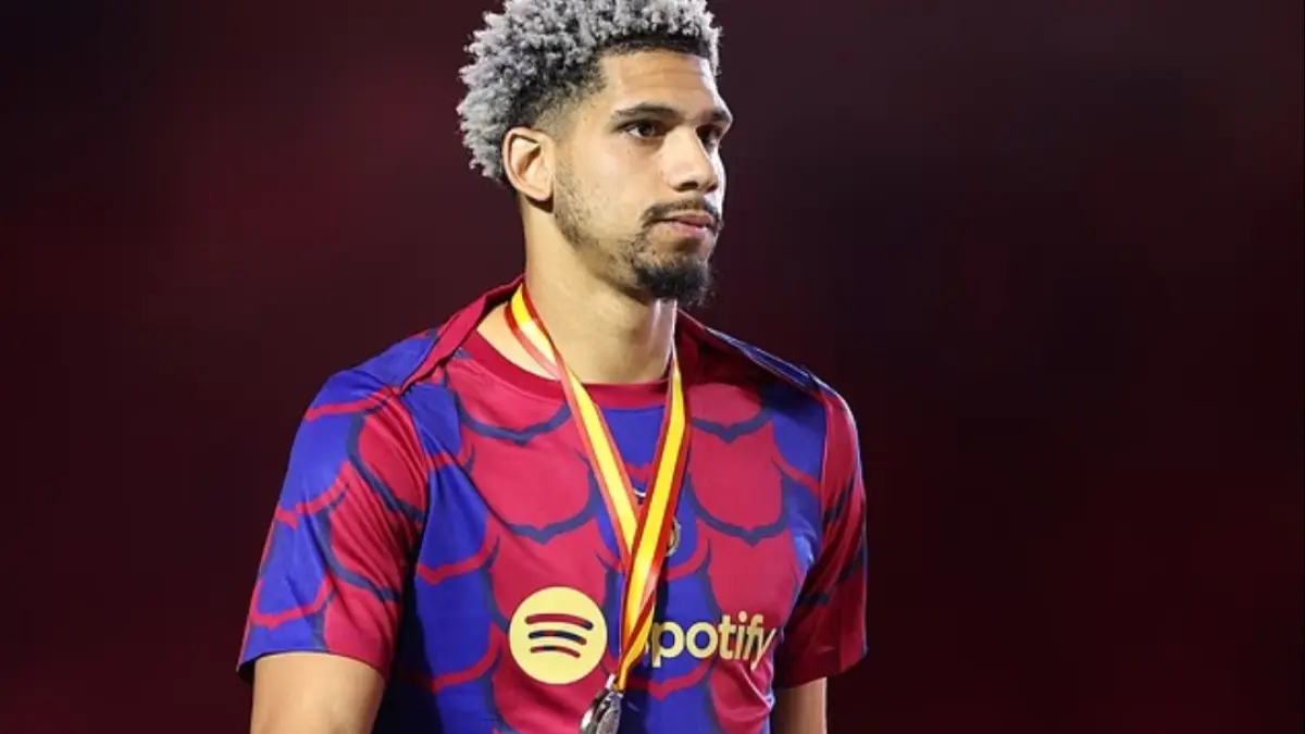 Ronald Araujo dipinjam Liverpool untuk satu musim. (Daily mail) 