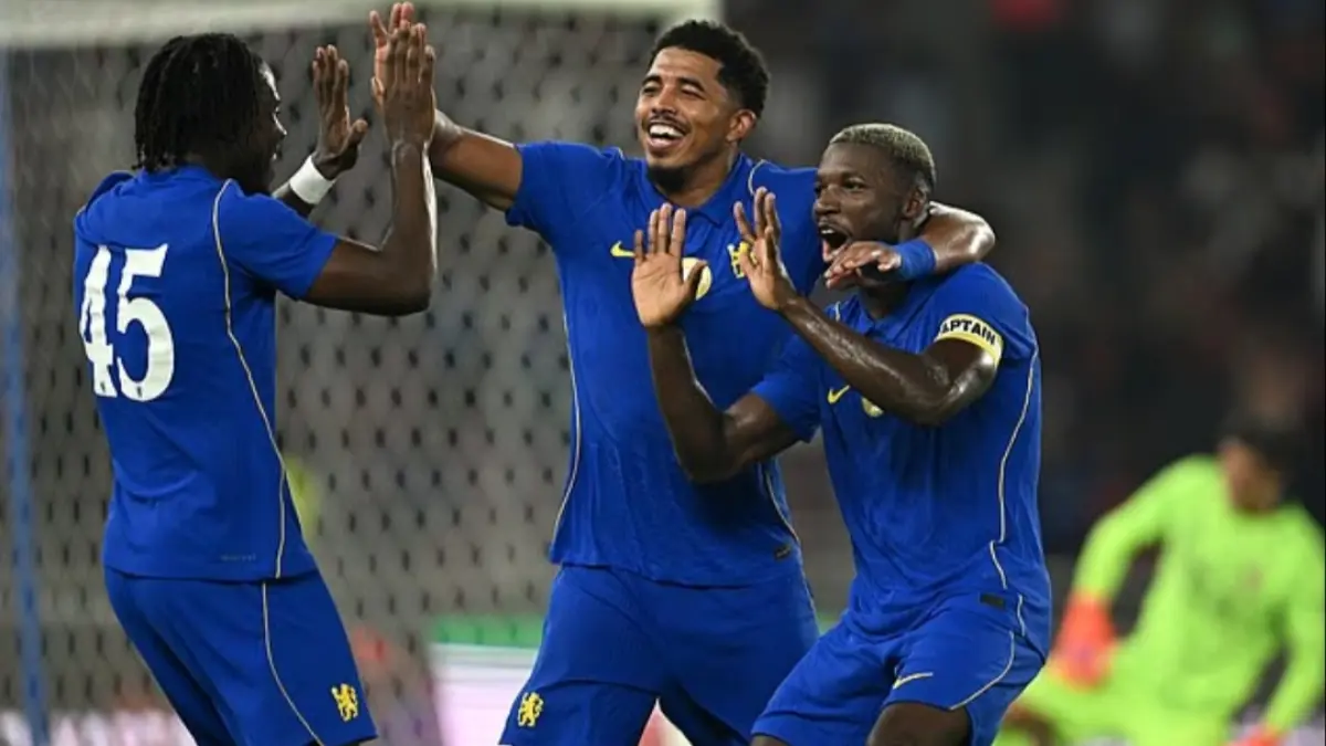 Chelsea mencetak dua gol melalui situasi bola mati saat menghadapi AC Milan, dengan Moises Caicedo mencetak gol dari luar kotak penalti. (Daily mail) 