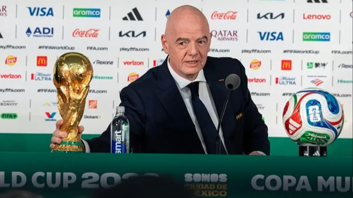 Gianni Infantino dinilai masih kuat bisa melanjutkan masa kepemimpinannya sebagai Presiden FIFA. (Daily mail) 