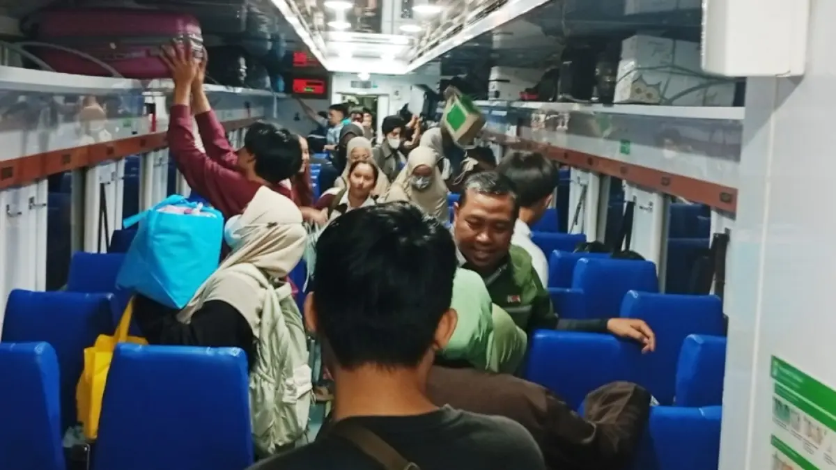 Penumpang kereta api di Stasiun Surabaya Gubeng. Jumlah penumpang KAI Daop 8 Surabaya meningkat sekitar 3 persen pada Juli 2026 dibandingkan periode yang sama tahun sebelumnya.(Rahmat Sudrajat) 