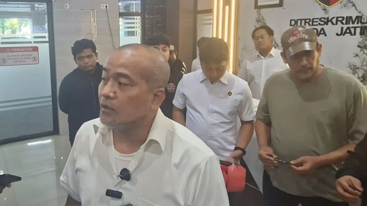 PENYELIDIKAN: Kasubdit III Jatanras Ditreskrimum Polda Jatim, AKBP Arbaridi Jumhur memastikan lima tim memburu pelaku pembunuhan ASN Bangkalan.(MAHRUS/RADAR SURABAYA)