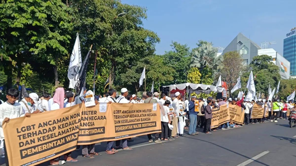 Peserta aksi damai Aliansi Umat Peduli Generasi (AUPG) Jawa Timur memadati kawasan Jalan Gubernur Suryo, Surabaya. (Rahmat Sudrajat) 