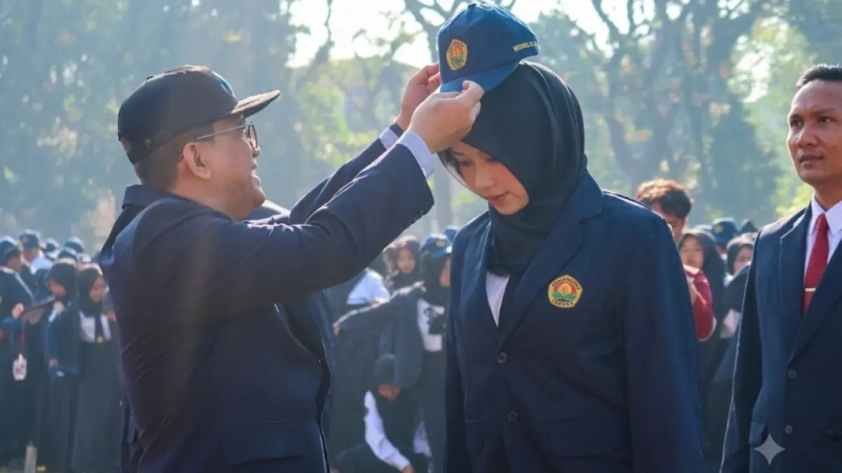 Rektor Unej lwan Taruna melantik
secara simbolis mahasiswa baru dalam
pembukaan PKKMB 2026 di Stadion
kampus setempat, Sabtu (8/8).(ANTARA/HO-Humas Unej) 
