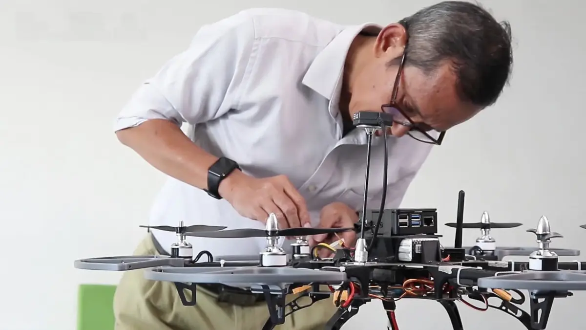 Sistem kendaraan otonom Unmanned Aerial Vehicle (UAV) berjenis hexacopter karya Prof. Dr. Ir. Ari Santoso, DEA.(humas) 