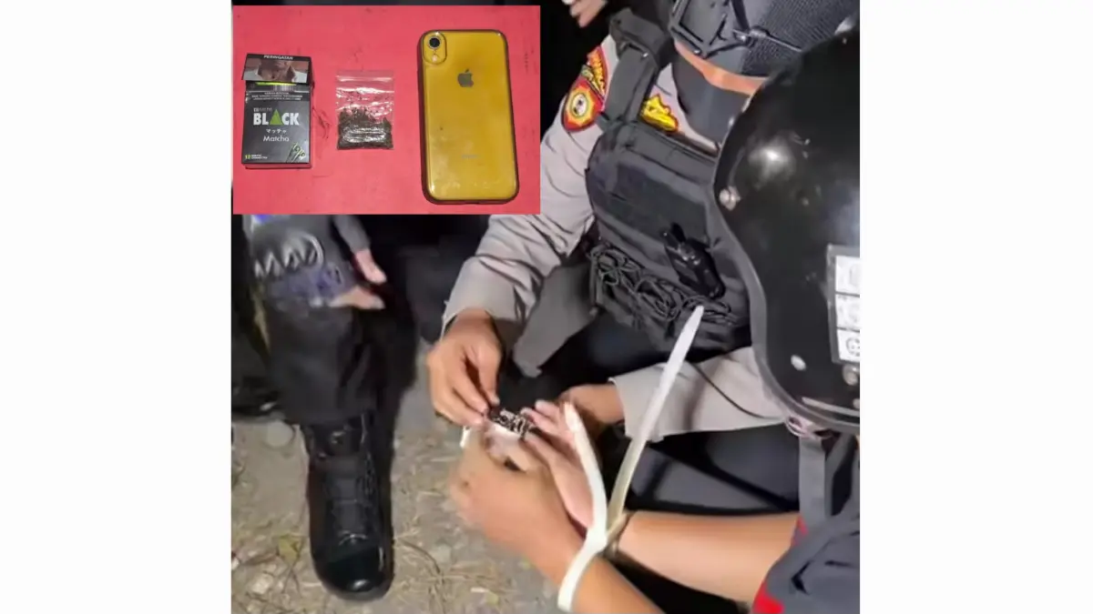 DIRINGKUS: Tim Patroli Perintis Presisi Subdit Gasum Ditsamapta Polda Jatim menemukan tembakau gorila dari seorang pelaku di Jalan Nambangan, Surabaya. (IST/RADAR SURABAYA)