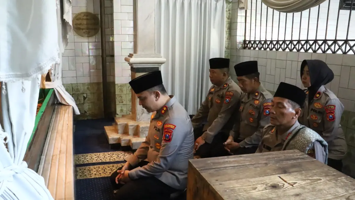 KHUSYUK: Kapolres Pelabuhan Tanjung Perak AKBP Iwan Kurniawan saat ziarah di kawasan wisata religi Sunan Ampel, Surabaya.(IST/RADAR SURABAYA)