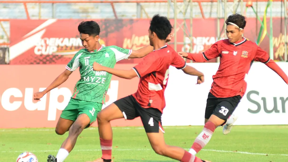 PEMAIN MUDA: Pemain Banteng Jatim (hijau) berusaha melewati hadangan pemain Banteng Jabar (merah) dalam kompetisi Soekarno Cup 2026 di Stadion Gelora 10 November, Surabaya. (Andy Satria/Radar Surabaya) 