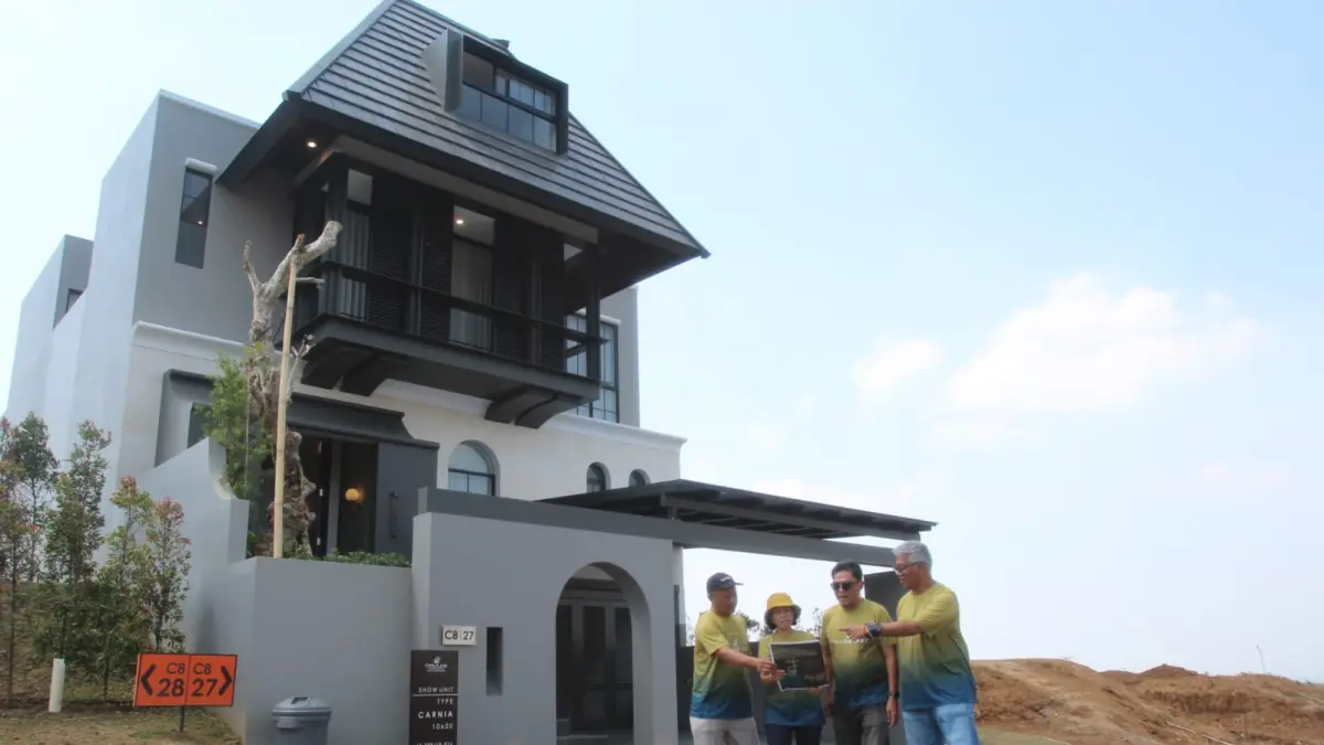 SEGMEN PREMIUM: Dari kanan: Agung Krisprimandoyo, Deddy Hasli Hidayat dan Willisanti Giwang Kencana menjelaskan rumah tipe premium di Malang kini semakin diminati customer. Sebab itu, CitraLand Puncak Tidar kembali merilis cluster Yellow Leaf untuk menjawab makin tingginya demand hunian segmen premium. (Abdullah Munir) Radar Surabaya) 