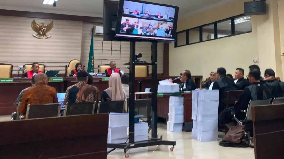 BERTUMPUK: Terdakwa kasus dugaan korupsi pengerukan di Pelabuhan saat menyampaikan pleidoi di Pengadilan Tipikor, Sedati, Sidoarjo. (IST/RADAR SURABAYA)