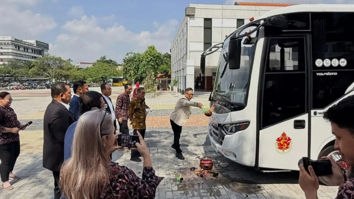 BRI Region 12 Surabaya melalui BRI Kantor Cabang (Kancab) Kapas Krampung Surabaya menyerahkan satu unit bus kepada Universitas Surabaya (Ubaya).(moh afik) 