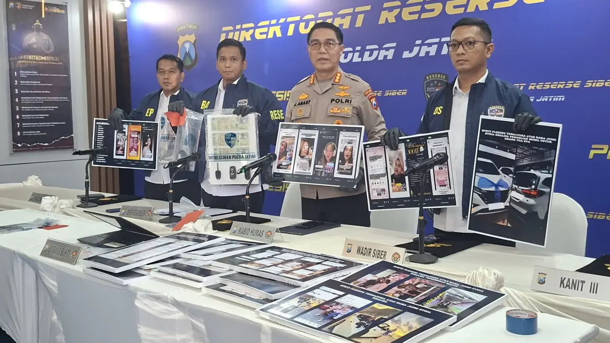 DIAMANKAN: Barang bukti arisan online fiktif yang diamankan Ditressiber Polda Jatim dari tersangka JNK asal Bali. (MAHRUS/RADAR SURABAYA)