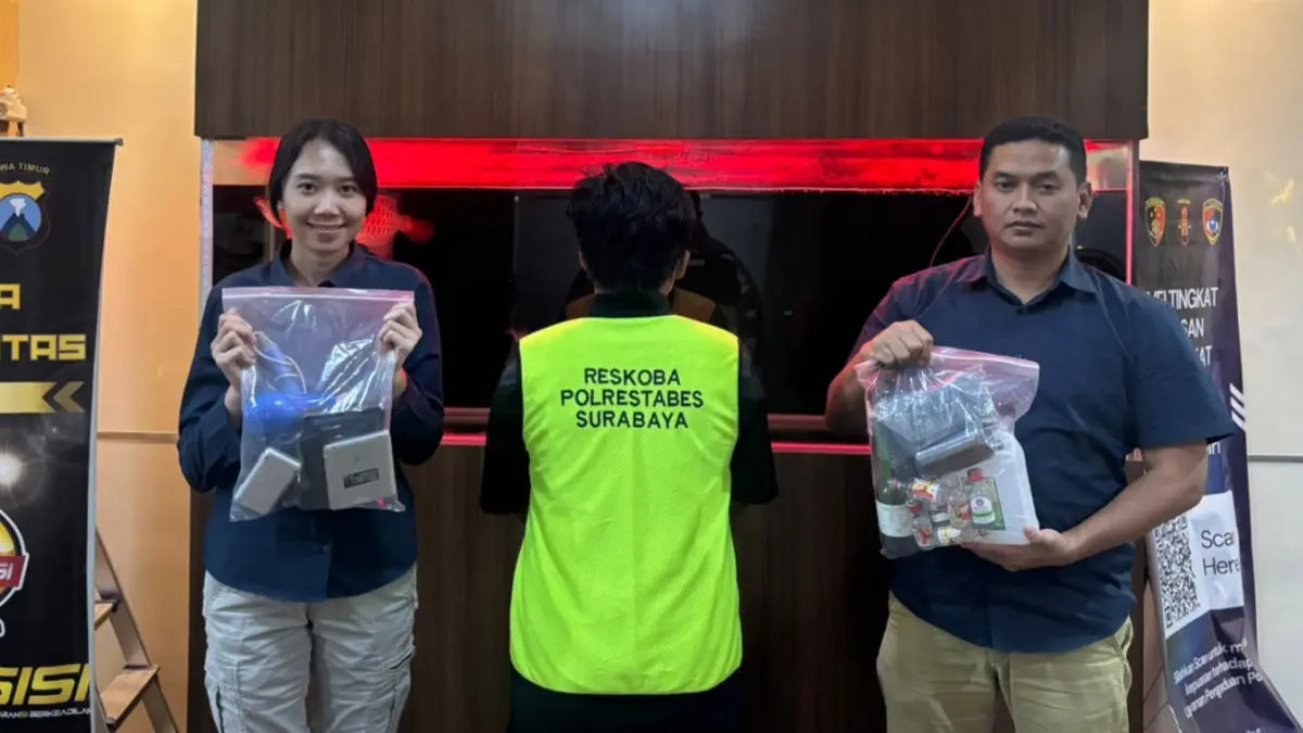 DIRINGKUS: Tersangka BS ditangkap usai digerebek Satresnarkoba Polrestabes Surabaya di kosnya Taman, Sidoarjo. Ia memproduksi tembakau sintetis gunakan varian rasa seperti rokok.(IST/RADAR SURABAYA)