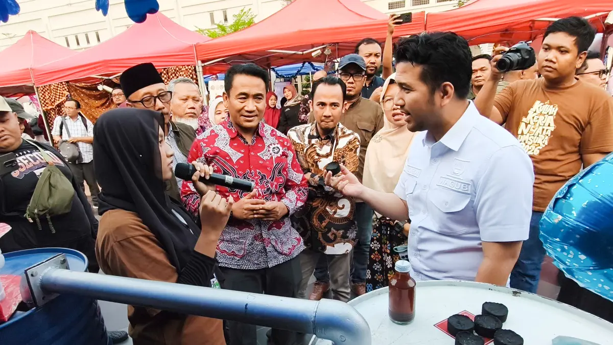 KKN EXPO: Wagub Jatim Emil Dardak didampingi Rektor UMSURA Mundakir meninjau stan pameran karya hasil KKN mahasiswa UMSURA dalam KKN Expo di Balai Pemuda Surabaya. (Andy Satria) 