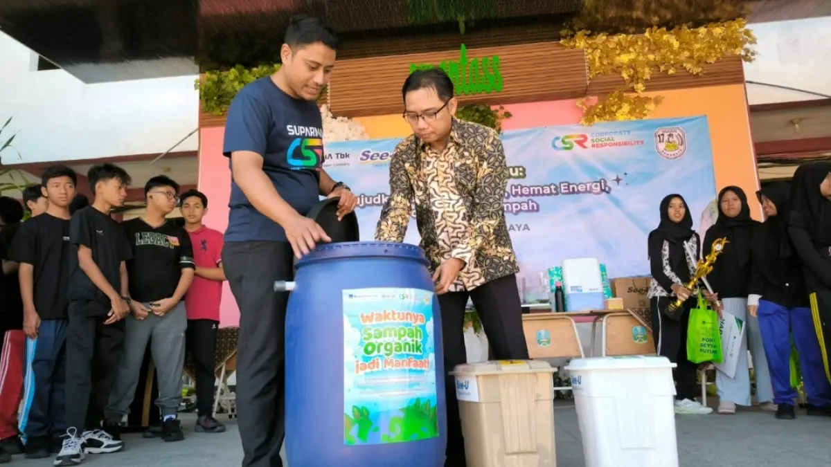 PEDULI LINGKUNGAN: Sustainability Manager PT Suparma Tbk Guritno Wirandoko secara simbolis menyerahkan bantuan CSR pada Kepala SMAN 17 Surabaya Zaenal Arifin berupah tempat pemilahan sampah organik dan un-organic serta mengedukasi siswa-siswi agar peduli pada lingkungan dan ekonomi sirkular. (M. Afiq Firdaus) 