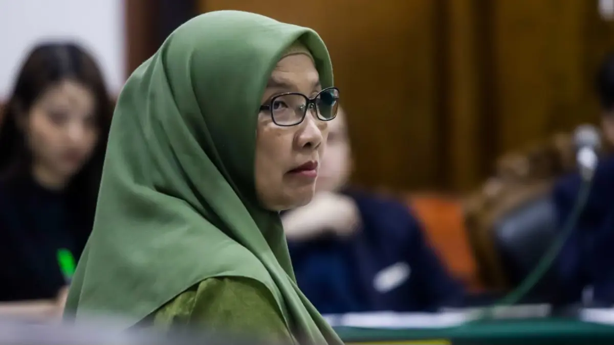 BERI KETERANGAN: Indah Utami hadir sebagai saksi dari pihak tergugat dalam kasus Java Fortis di Pengadilan Negeri Surabaya, kemarin (12/8). (ALFIAN RIZAL/JAWA POS)