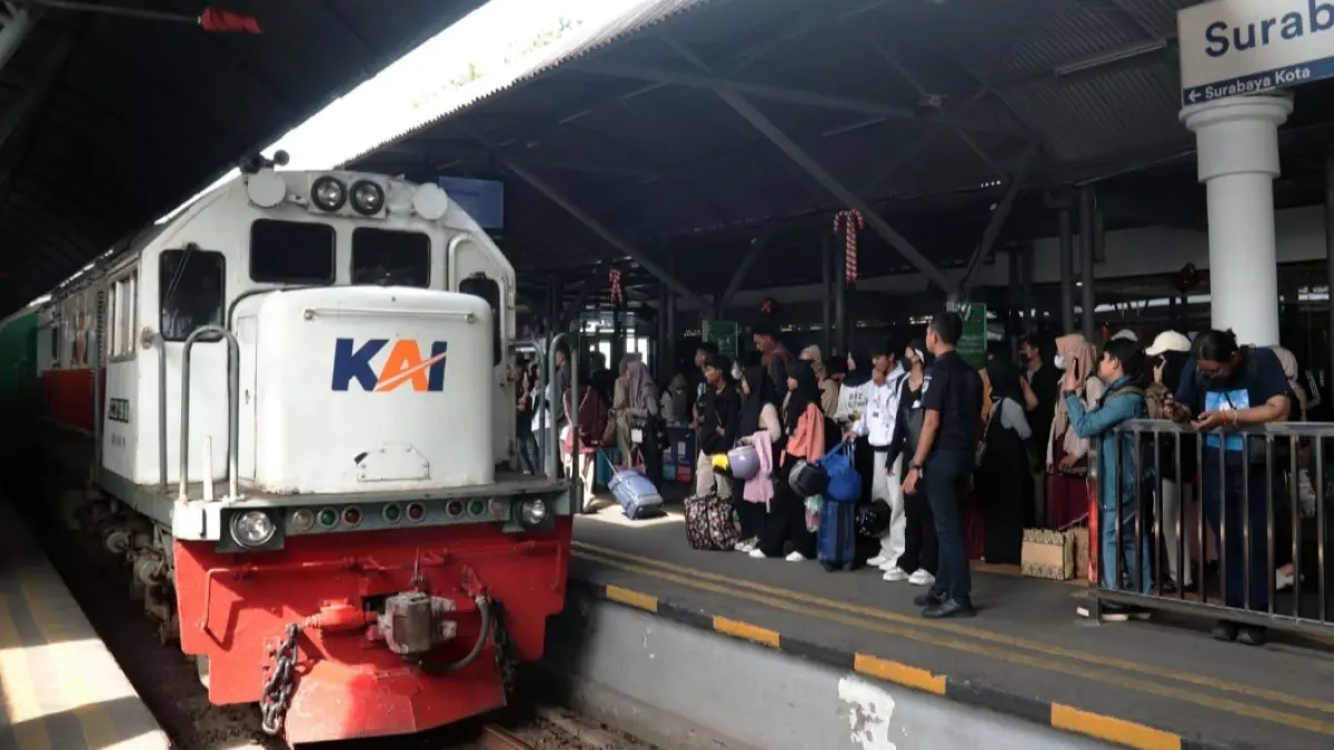KAI Daop 8 Surabaya menghadirkan tarif lebih terjangkau melalui Promo Spesial 17-8-2026 untuk perjalanan pada 17 Agustus 2026. (Rahmat Sudrajat/Radar Surabaya) 