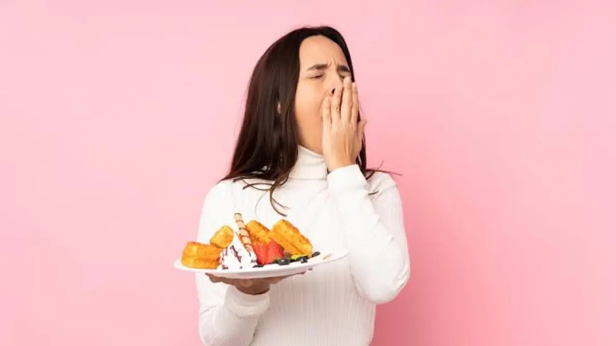 Makan terlalu banyak ternyata bisa membuat tubuh terasa lebih lelah dan mengantuk setelah selesai makan. Foto: Pinterest.