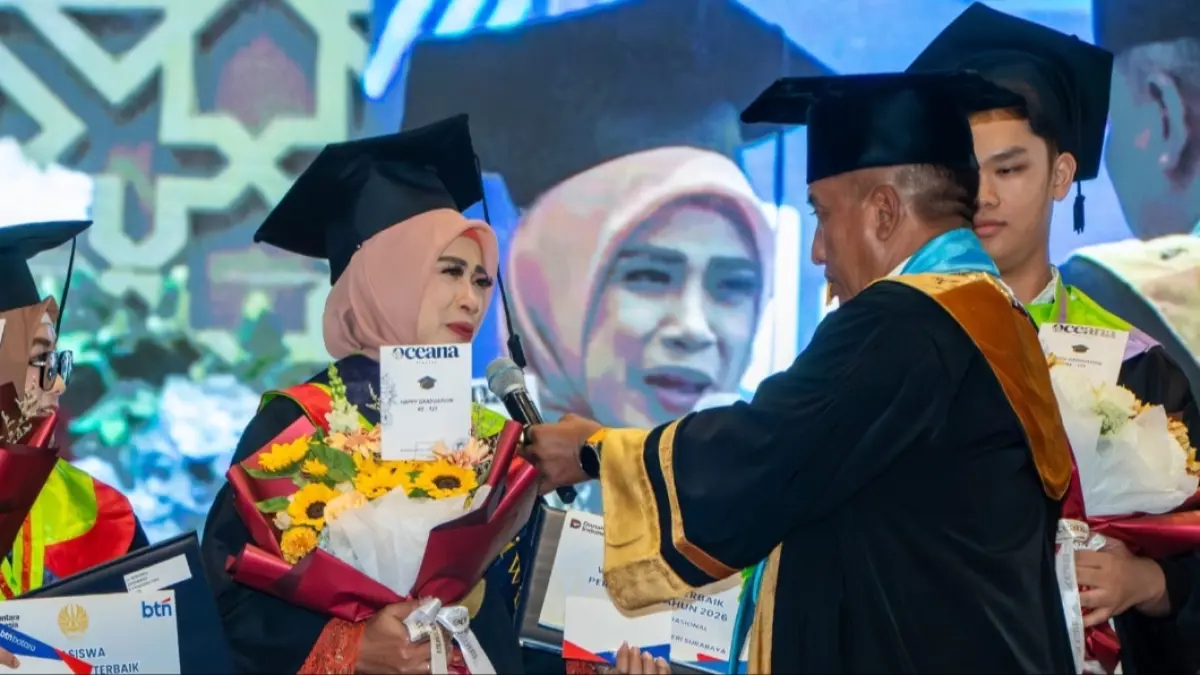 Weni Rahmawanti saat wisuda. (Rahmat Sudrajat) 