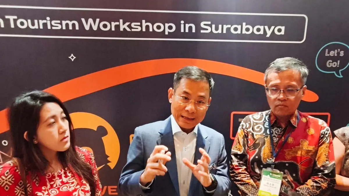 Director General of TETO Surabaya David Lin (dua dari kiri) memberikan keterangan terkait potensi wisata Taiwan.&nbsp;(ANDY SATRIA/RADAR SURABAYA)