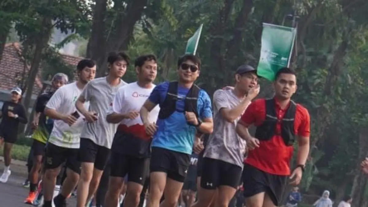LANGKAH BERSAMA: Para runners melintasi ruas jalan Surabaya dalam semangat kebersamaan dan gaya hidup sehat, menyatukan langkah menuju performa yang lebih kuat dan bugar.
