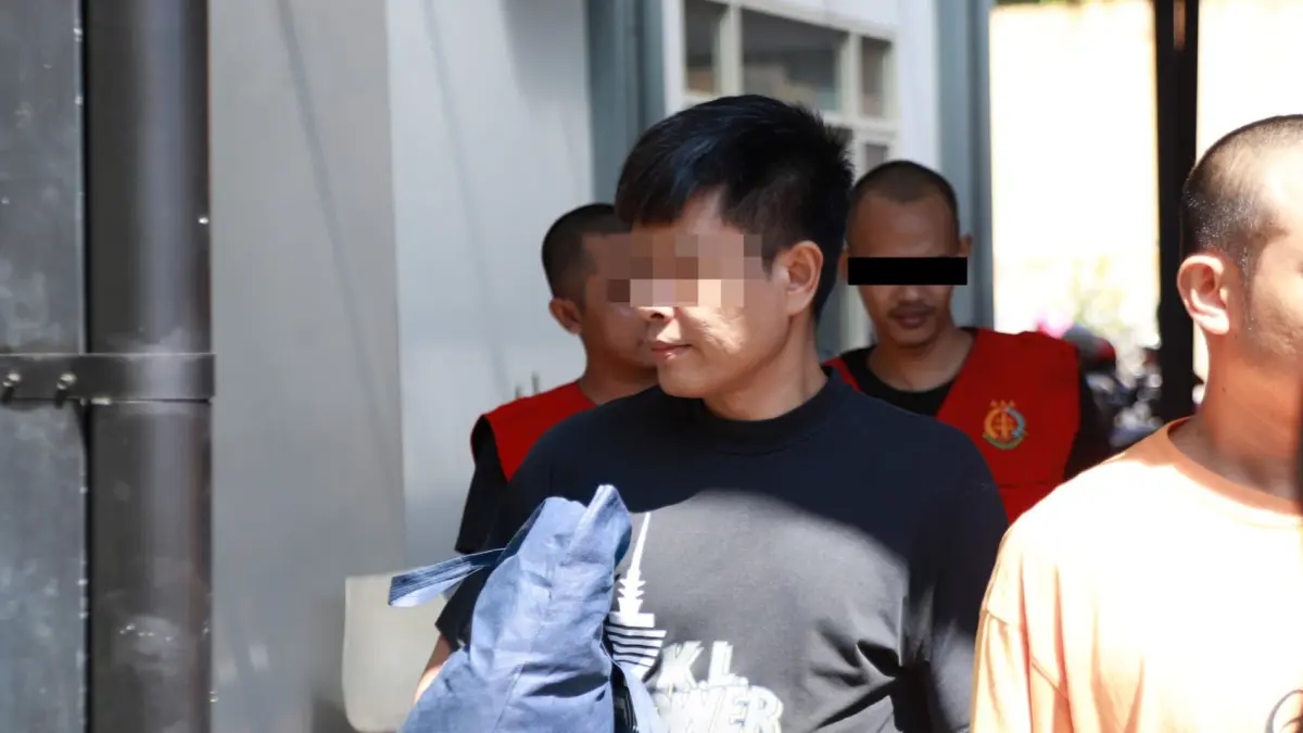 LENGKAP: Tersangka mantan pelatih cabor menembak JL, saat dibawa ke Kejari Surabaya.(IST/RADAR SURABAYA)