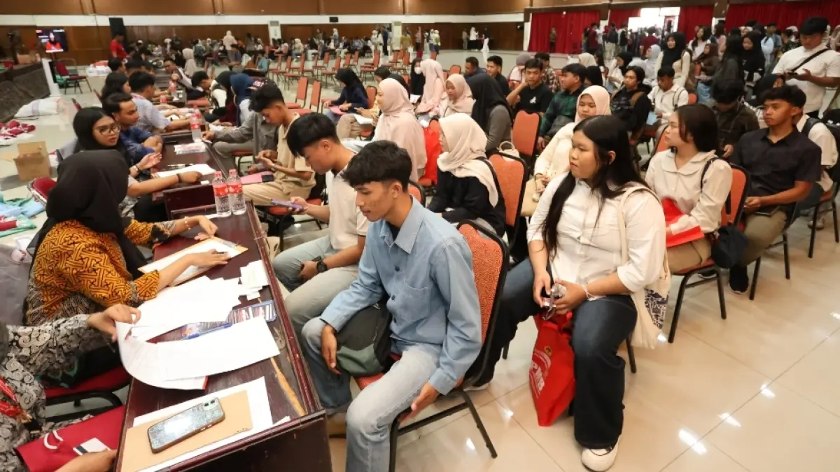 Mahasiswa baru mengikuti persiapan PKKMB 2026 di Untag Surabaya. (Rahmat Sudrajat) 