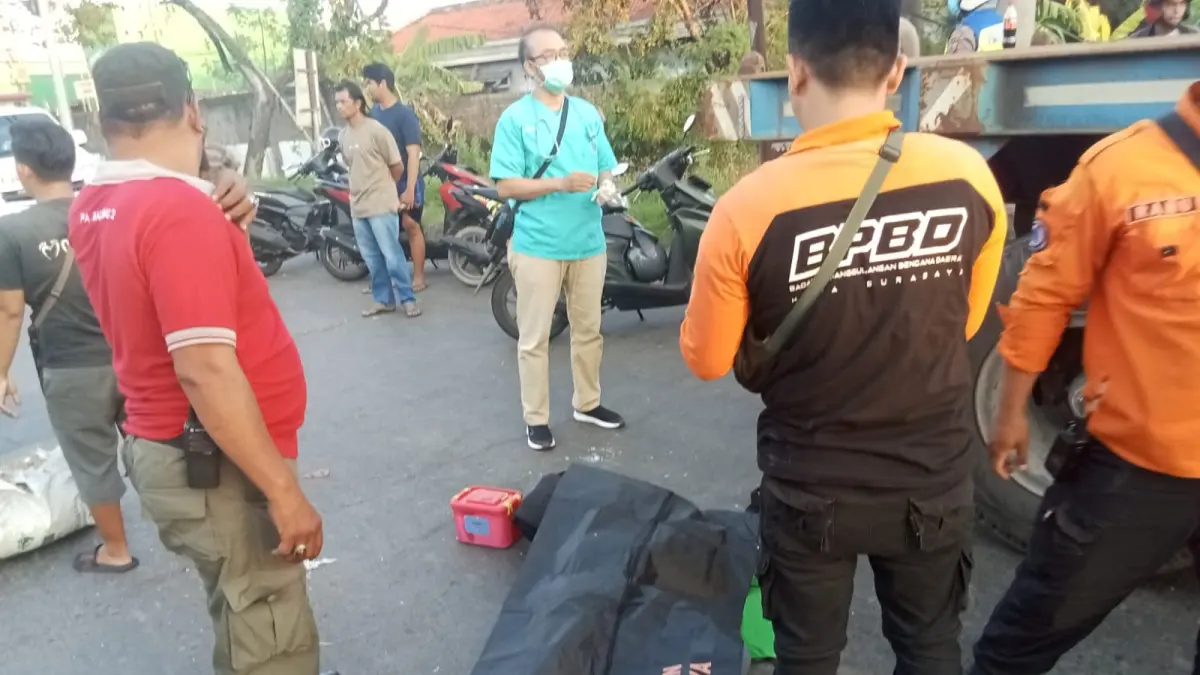 NAHAS: Jasad pengendara motor usai kecelakaan di Jalan Tambak Langon, Surabaya. Ia menabrak bagian belakang truk.(IST/RADAR SURABAYA)