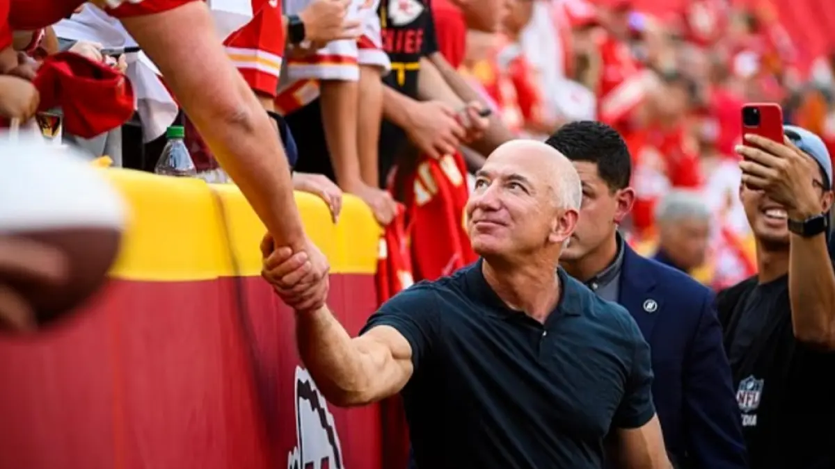 Jeff Bezos kini jadi salah satu pemegang saham Liverpool. (Dailymail) 