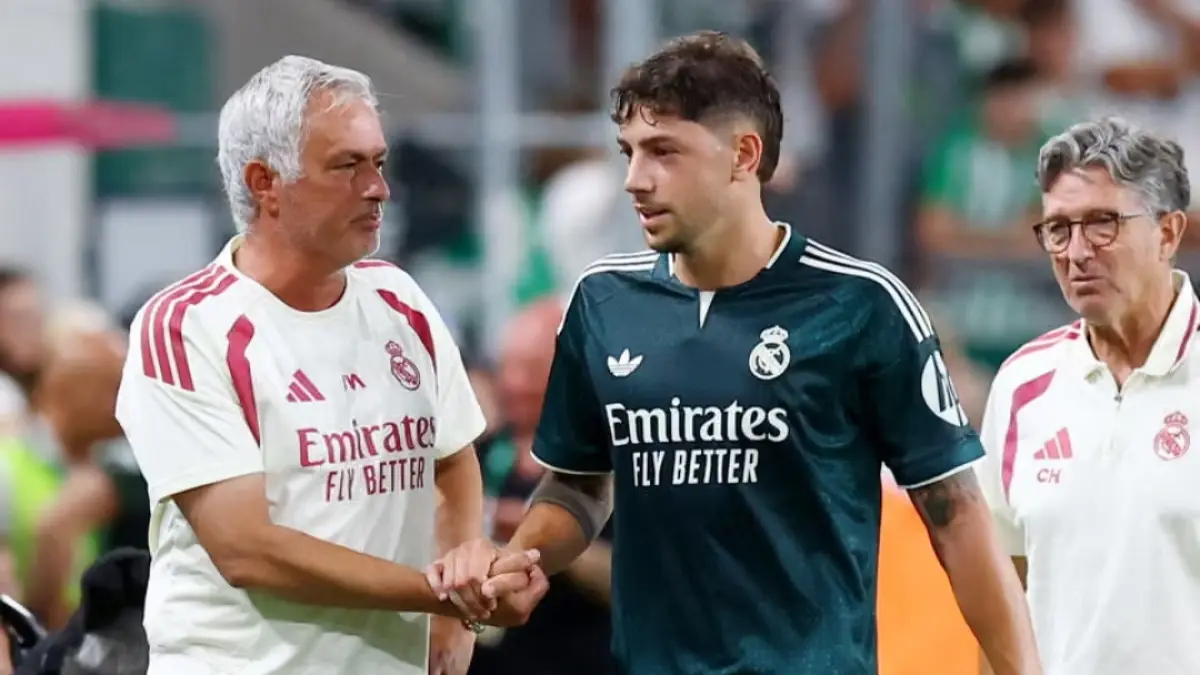 Jose Mourinho mengemban tugas berat mengembalikan kejayaan Real Madrid. (The Guardian/Bernadett Szabó/Reuters). 