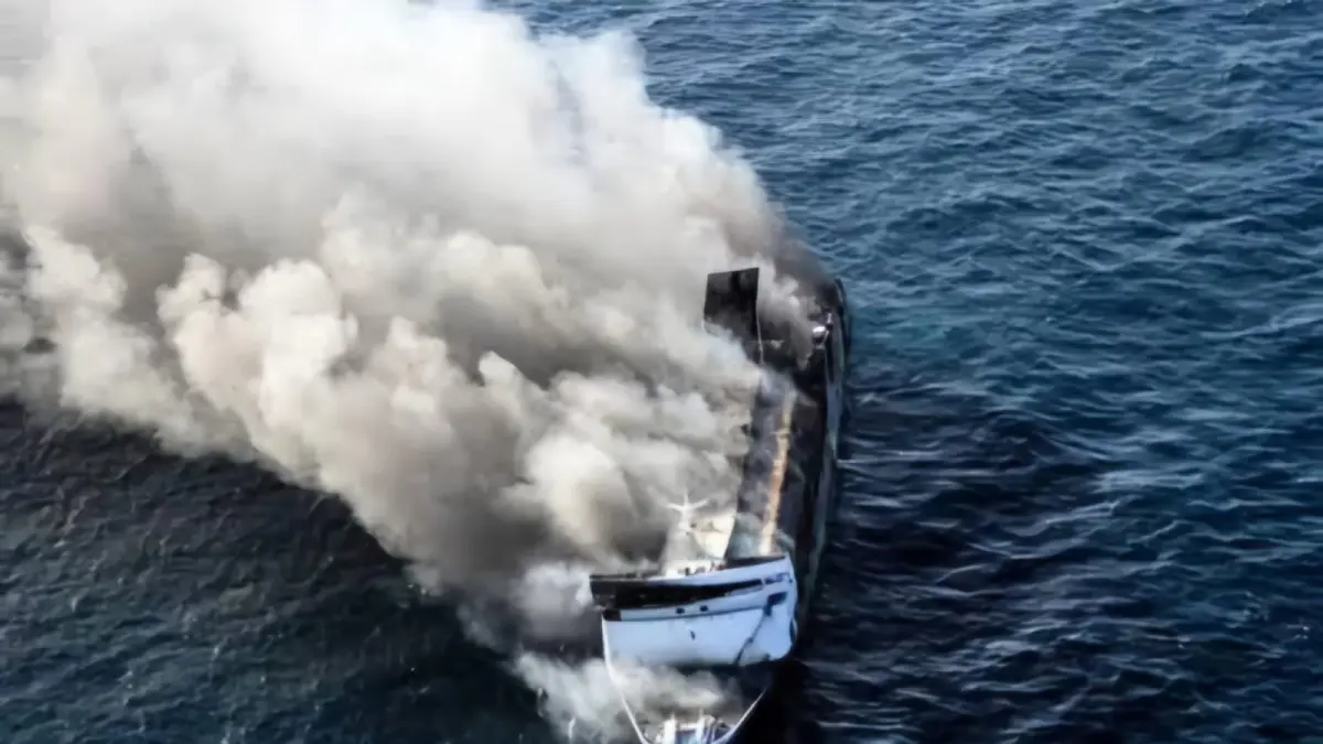 KEPASTIAN: Ditpolairud Polda Jatim terus mendalami terkait data manifes dan SPB KMP Mutiara Sentosa 2 yang terbakar di Sumenep, Madura. (IST/RADAR SURABAYA)