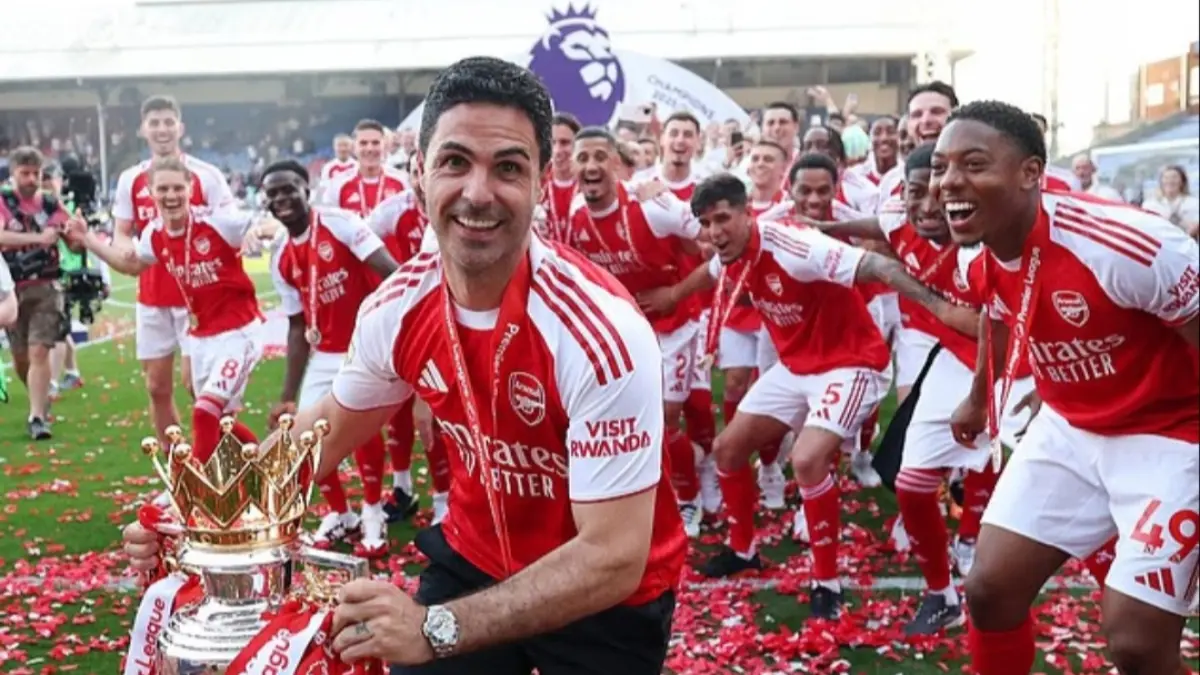 Pelatih Arsenal, Mikel Arteta, akan berupaya menjadi pelatih keempat yang mampu membawa timnya meraih gelar juara Premier League secara beruntun. (Dailymail) 