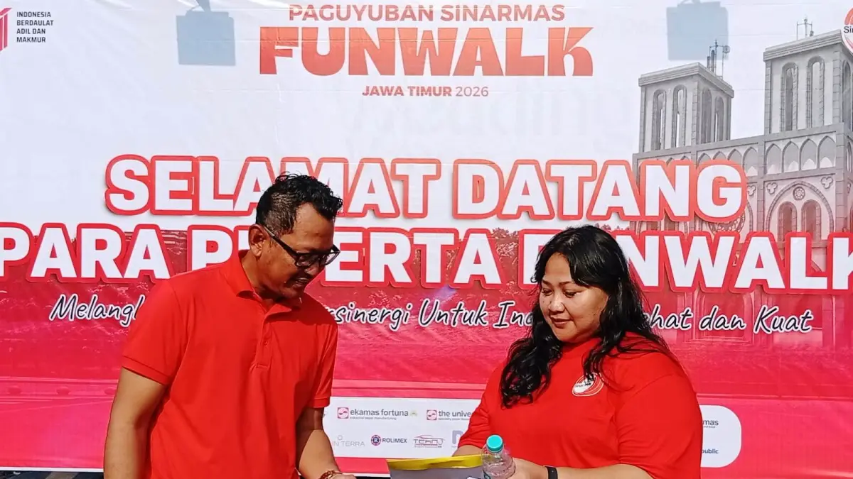 KOMPAK: Ketua Paguyuban Sinarmas Jawa Timur Sasongko Adiwidodo (kiri) bersama Ketua Panitia Funwalk, Debrina dalam kegiatan Funwalk.&nbsp;(RAHMAT SUDRAJAT/RADAR SURABAYA)