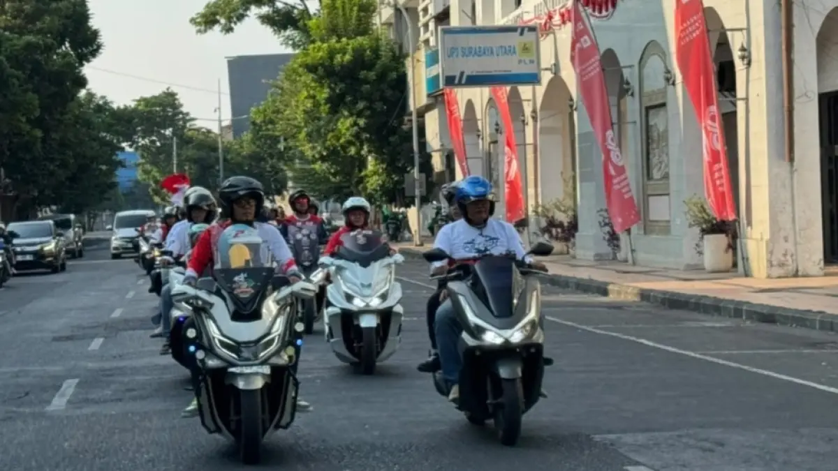 Memaknai kemerdekaan dengan aktivitas positif, sebanyak 65 peserta dari enam komunitas Honda mengikuti Honda Community Convoy Merdeka 2026 di Surabaya, Minggu (16/8). 