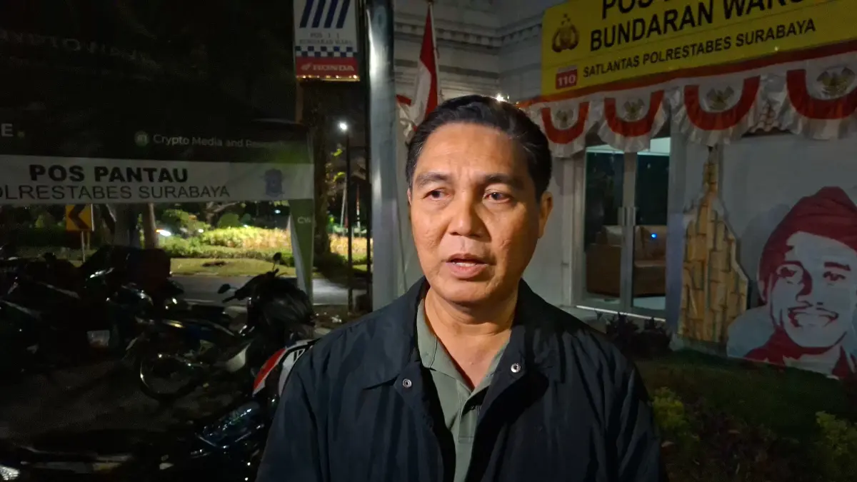 MENJAGA: Kabid Humas Polda Jatim, Kombes Pol Jules Abraham Abast, meningkatkan pengamaman dengan patroli pascapelemparan molotov di pos polisi Surabaya. (MAHRUS/RADAR SURABAYA)