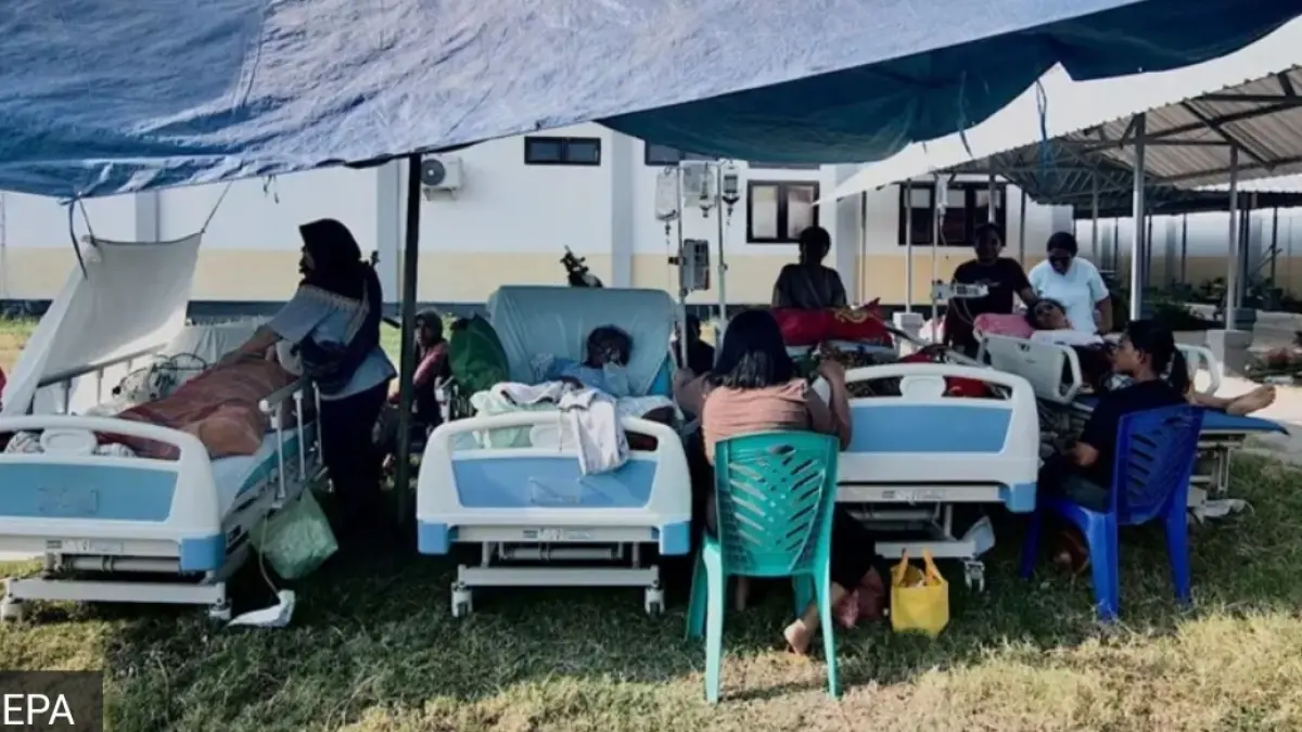 Pasien mendapatkan perawatan di luar rumah sakit setelah gempa bumi bermagnitudo 7,7 mengguncang Mbay, Kabupaten Nagekeo, Provinsi Nusa Tenggara Timur, pada 15 Agustus 2026. (BBC Indonesia) 